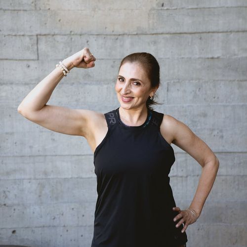 Portrait of a smiling woman in sportswear.